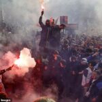 Fanúšikovia Paríža Saint-Germain so slzami v kolízii s nepokojnou políciou vo francúzskom hlavnom meste pred tým, ako Liga majstrov Crunch Ligy olizuje Arsenal