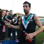 Bývalý kapitán Port Adelaide Dom Cassis verí, že komentátor bez reči a bývalý spoluhráč Kane Cornes je pokrytec