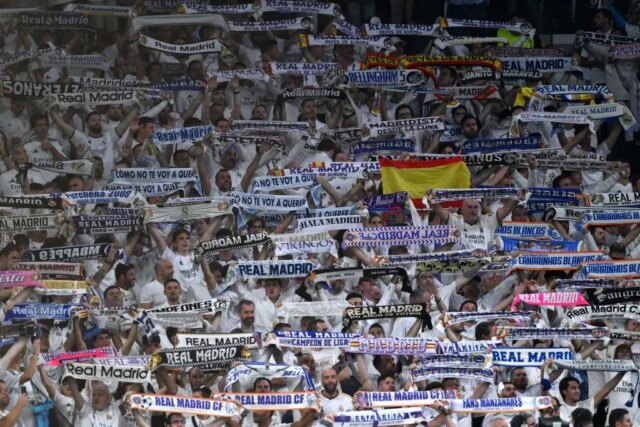 Foto: Fanúšikovia Real Madrid zasiahli zábavu v Barcelone pri vydaní Ligy majstrov počas El Clásico

