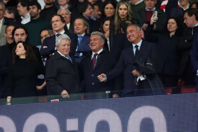 Foto: Prezident Barcelony Joan Laporta oslavuje víťazstvo nad Realom Madridom s Travisom Scottom

