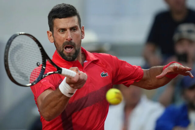 Paríž, Francúzsko - 31. mája: Rakúsko filipínsky Milolický pozdrav Novak Djokovic zo Srbska na sieti po porážke mužského tretieho zápasu v deň siedmich francúzskych Open 2025 v Roland Garros 31. mája 2025 v Paríži vo Francúzsku. (Foto: Clive Brunskill/Getty Images)