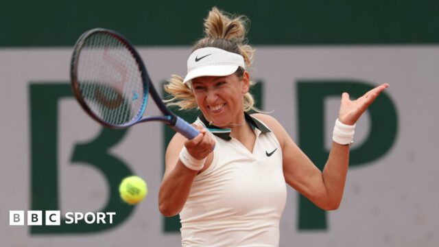 Viktoria Azarenka plays a forehand against Yanina Wickmayer 