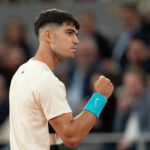 Španielsky Carlos Alcaraz konajúci počas jeho druhého zvratu proti Fabianovi Marozsanovi Reutersovi/Denis Balibouse z Maďarska