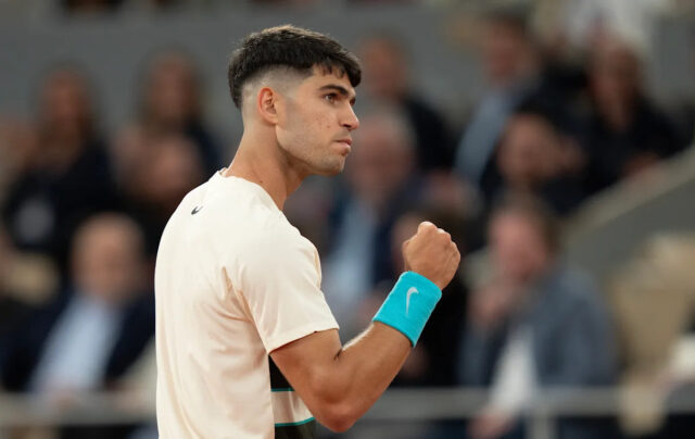 Španielsky Carlos Alcaraz konajúci počas jeho druhého zvratu proti Fabianovi Marozsanovi Reutersovi/Denis Balibouse z Maďarska