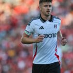 Cairney vykonala 27 predstavení vo všetkých súťažiach pre Fulham v tejto sezóne, strelila gól a mohla by byť v rade, aby sa pripojila k Wrexhamu na bezplatnom prevode