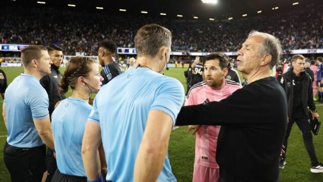 Furious Lionel Messi uložený z červenej karty Bruce Arena

