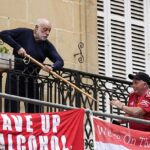 Pokojný protest proti fanúšikom Man United, ktorí dali bannery blízko svojho bytu