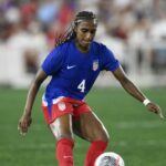 Futbal amerického žien volá Naomi Girmu pred