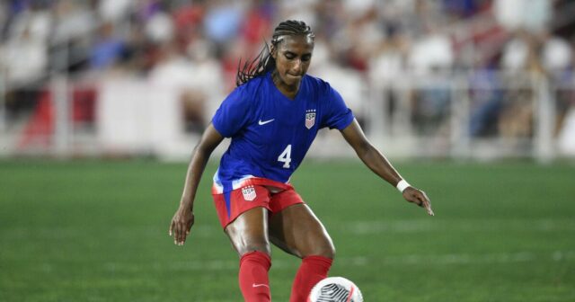 Futbal amerického žien volá Naomi Girmu pred

