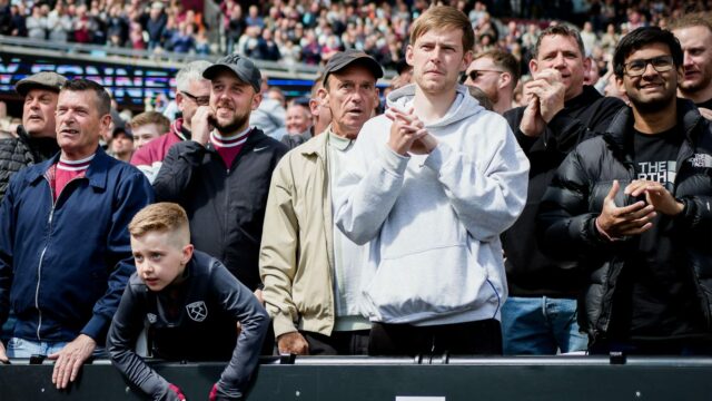 Futbaloví fanúšikovia sú jedineční. Naďalej prichádzajú napriek krehkému futbalu

