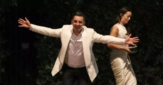 Gary Neville Snogs épouse et danse pire pour l'usure après le bash de l'anniversaire de Beckham
