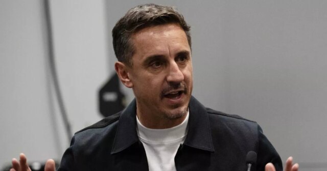 Gary Neville ukázal svoje skutočné farby po tom, čo Wayne Rooney rozdrvil telefón Ravel Morrisona

