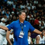 Tim Cone, tréner Gilas Pilipinas, počas hry proti Novému Zélandu v klasifikáciách Fiba Asia Cup z roku 2025.