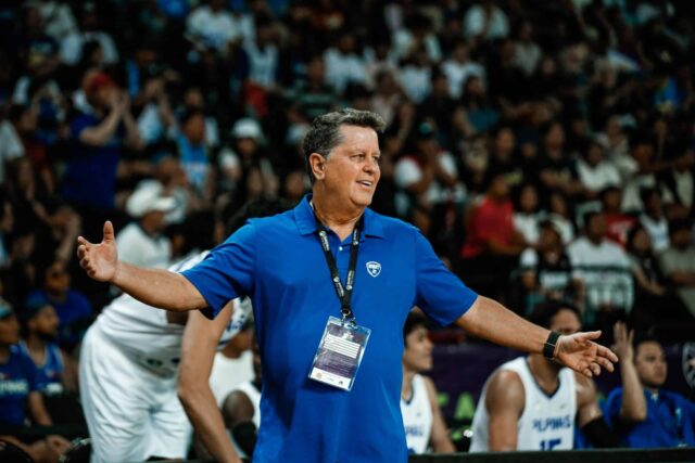 Tim Cone, tréner Gilas Pilipinas, počas hry proti Novému Zélandu v klasifikáciách Fiba Asia Cup z roku 2025.