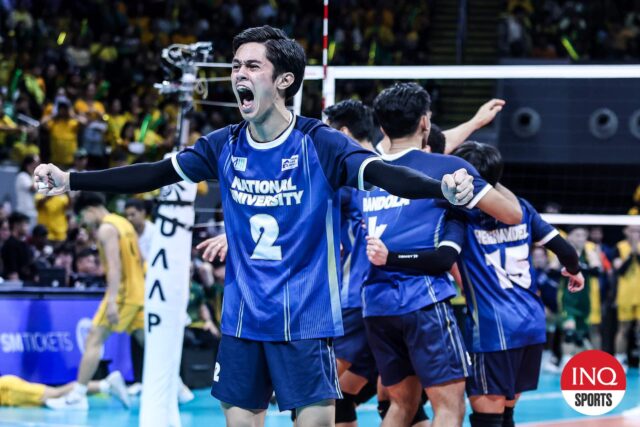 Greg Ancheta de Nu Bulldogs počas finále mužského volejbalu UAAP 87 proti Tamaraws.