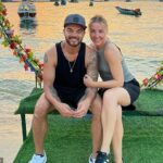Guy Sebastian (na obrázku s ženským klenotom) je v nemocnici a čaká na operáciu potom, čo sa počas zápasu s AFL -Great Brendan Fevola zranila