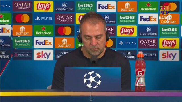 Hansi Flick frustrovaný výkonom rozhodcu v rámci Inter-Barcelona

