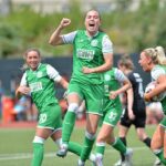 Eilidh Adams skočí pre radosť z radosti po protichodní Hibernian 1-0 na titule
