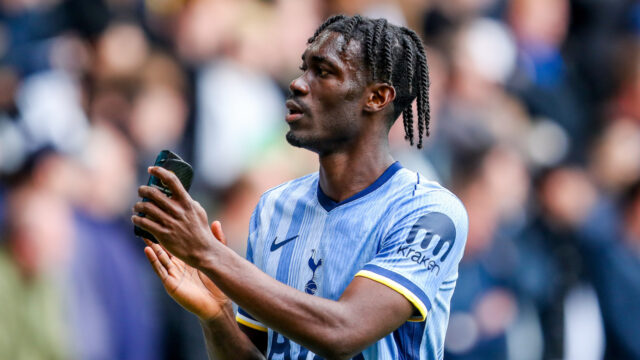 "Hrá sa iba dozadu od Tottenham Star, ktorá je obvinená z toho, že upadne do nadchádzajúceho letného východu."


