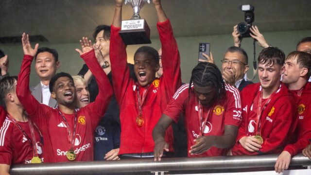 Hráči Man Utd sú „šedí“, pretože úžasné v Trio pokarhajú „prst, aby sa otáčali“

