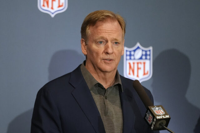 Komisár NFL, Roger Goodell, hovorí s médiami počas stretnutia majiteľov futbalov NFL, utorok 20. mája 2025 v Eagan, Minn. Los Angeles Olympics 2028
