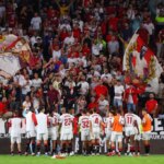 Hráči Seville sú nútení spať na tréningovej pôde, zatiaľ čo fanúšikovia udržiavali násilný protest po porážke Celta Vigo