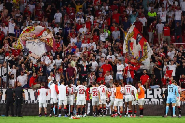 Hráči Seville sú nútení spať na tréningovej pôde, zatiaľ čo fanúšikovia udržiavali násilný protest po porážke Celta Vigo

