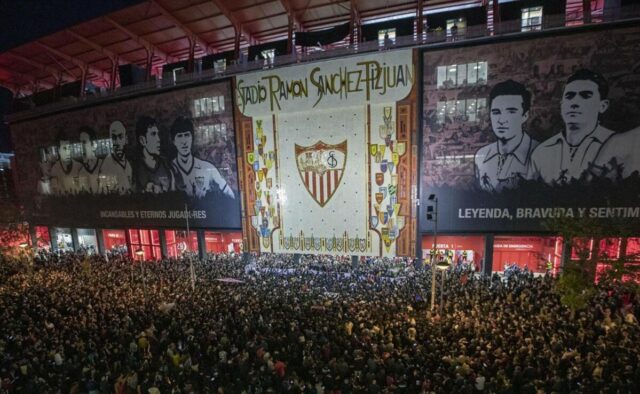 Hráči protestujú proti zlým fanúšikom v La Liga Club Sevilla FC na spanie detské ihrisko

