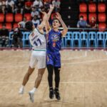 Robert Bolick od Nlex Road Warriors in Action počas zápasu filipínskeho pohára PBA proti konvergentným vláknám.
