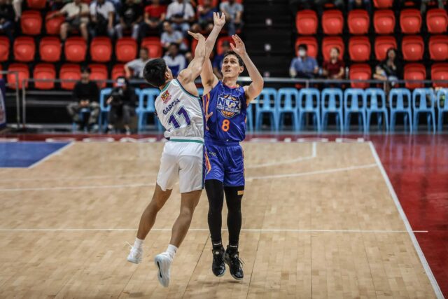 Robert Bolick od Nlex Road Warriors in Action počas zápasu filipínskeho pohára PBA proti konvergentným vláknám.