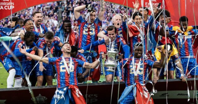 Hviezda Crystal Palace, ktorá bola nútená vynechať oslavu FA Cupu kvôli pravidlám FA Futbalový šport

