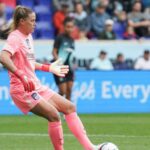 Hviezdny brankár Alyssa Naeher sa kreslí proti Gothamovi