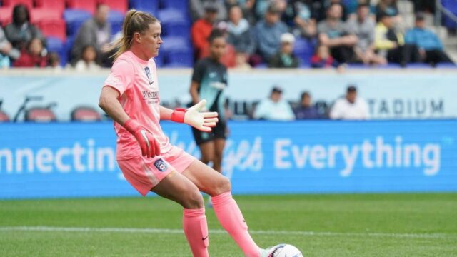 Hviezdny brankár Alyssa Naeher sa kreslí proti Gothamovi

