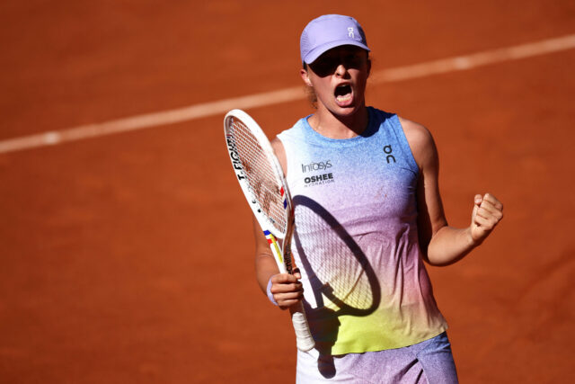 Poľsko IgA Swiak oslavuje po víťazstve proti Jaqueline Cristian de Rumunsko na konci zápasu ženských singlov na 6. mája 2025 v Suzanne-Lengles Commile v Paris Roland-Garros.