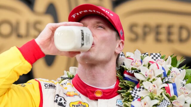 Indy 500: Vysvetlenie tradície, prečo výhercovia pijú mlieko vo Victory Circle

