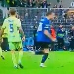 Zdá sa, že Inigo Martinez pľuli Francesca Aherbiho po druhom góle Inter Milána v utorok