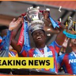 Marc Guehi oslavuje po tom, čo Crystal Palace porazil Manchester City vo finále FA Cupu