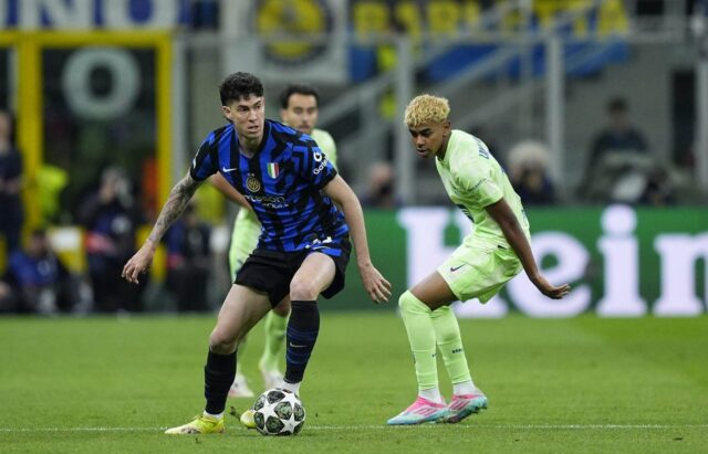 Inter Star odovzdá Lamine Yamal po zápase Ligy majstrov


