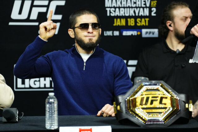 Islam Makhachev drží budúce plány, vypnite zvesti a pred UFC 315 Burn Double Champion Specutions pred UFC 315

