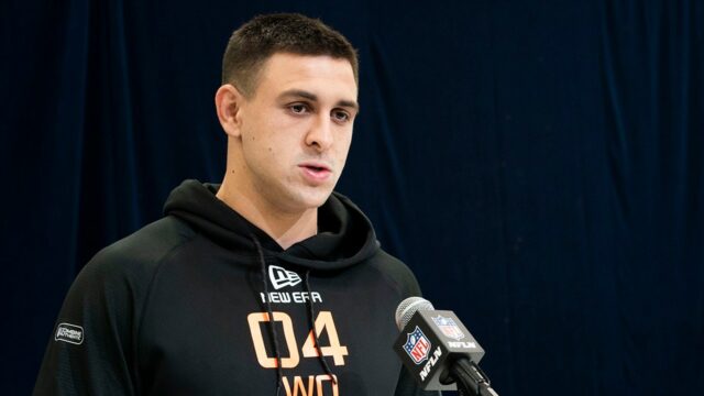 Jack Raiders 'Jack Bech vyznamenania zosnulého brata, zatiaľ čo on začína kariéru NFL

