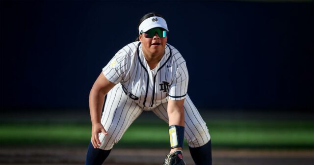 Jackie Morales zasiahne tri domácnosti v Notre Dame Disparade Victory

