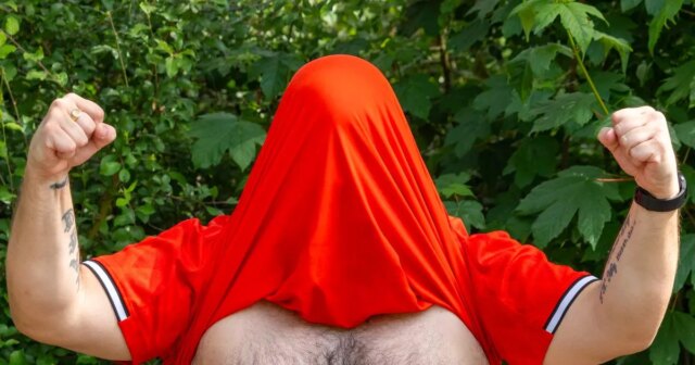 `` J'ai regardé un gros wally mais quand Charlton score, c'est une pure émotion '', explique le fan de Viral Man Boob
