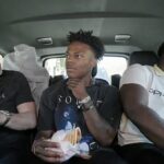 Ishowpeed (stred) nedávno obesený s Jamie Carragher (vľavo) a Micah Richards (vpravo)