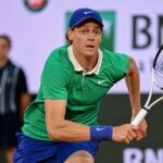 Jannik Sinner dáva Rafaelovi Nadalovi Rafaelovi Nadalovi po víťazstve francúzskeho otvoreného víťazstva