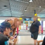 Na obrázku: v okamihu, keď Wests Tigers hviezda Jarome Luai (vľavo) otočí fanúšika (zľava na sekundu), požiada ho o selfie na letisku v Brisbane minulý víkend