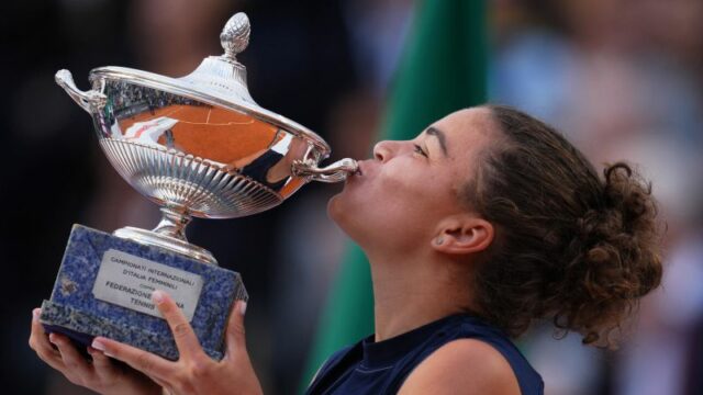 Coco Gauff zápasí so svojimi službami počas celého zápasu.