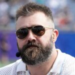 Jason Kelce navrhuje konkurenciu, ktorá určuje, že futbalový tím vlajky tímu USA určuje