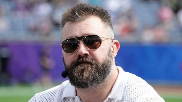 Jason Kelce navrhuje konkurenciu, ktorá určuje, že futbalový tím vlajky tímu USA určuje

