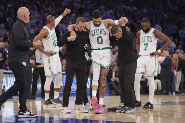 N Tatum (0) súdu po zranení v druhej polovici hry 4 v semifinále východnej konferencie basketbalových play -off NBA proti New York Knicks v pondelok 12. mája 2025 v New Yorku.