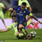 Kubíky Barcelona Pau sa posúvajú do stodoly Martinez, keď bol Argentín navrhnutý tak, aby natáčal